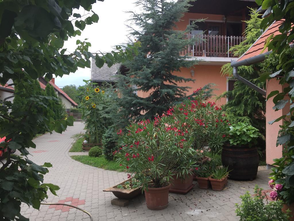 Valentin Vendeghaz Hotel Балатонлеле Екстериор снимка